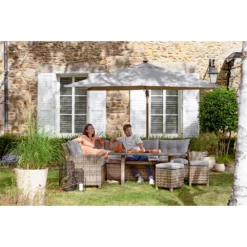 Salon De Jardin HESTIA - 1 Canapé D'angle, 1 Table Et 2 Tabourets