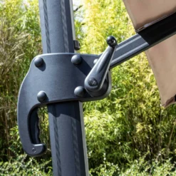 Parasol Déporté 3x3m Et 4 Dalles Lestées Aluminium Taupe -Pas Cher Jardinoa Magasin 6496c97858d532.68221808